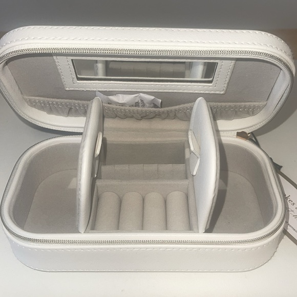 Cupcakes and cashmere at home travel jewelry box - Picture 6 of 7